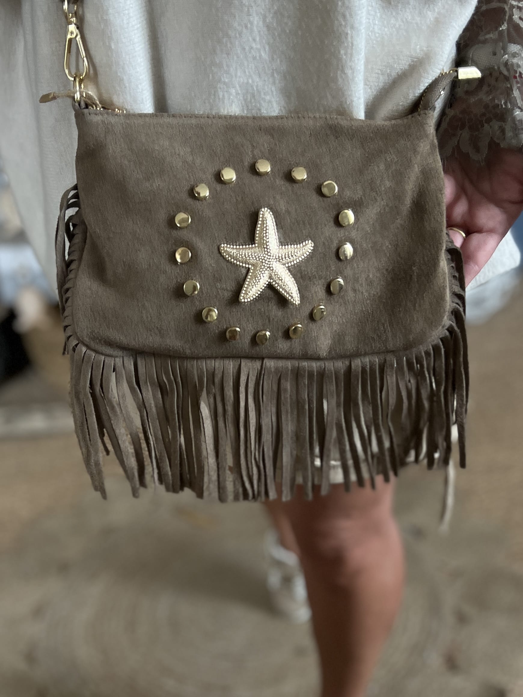 Pochette cuir frangée taupe – Image 5