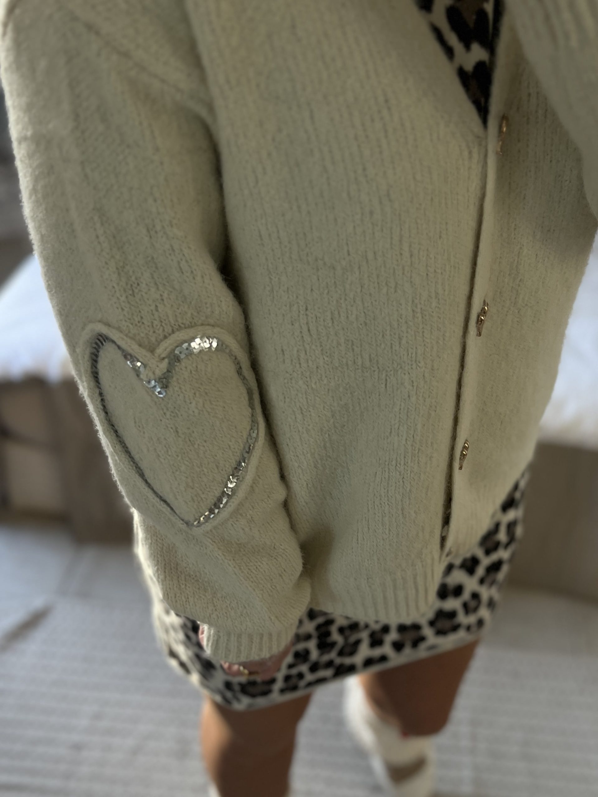 Gilet écru coudières strass cœurs – Image 5