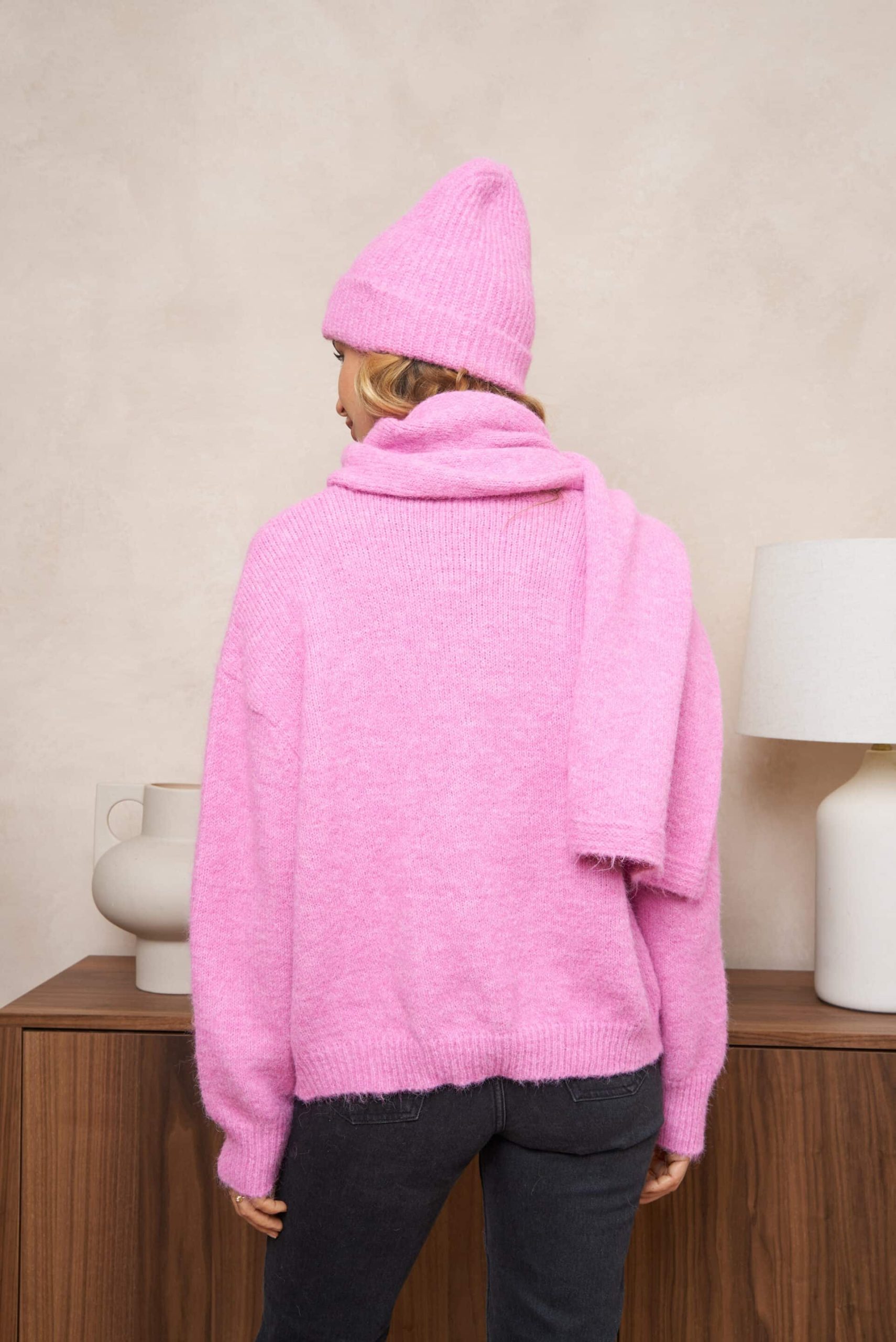 Ensemble pull bonnet écharpe rose – Image 4
