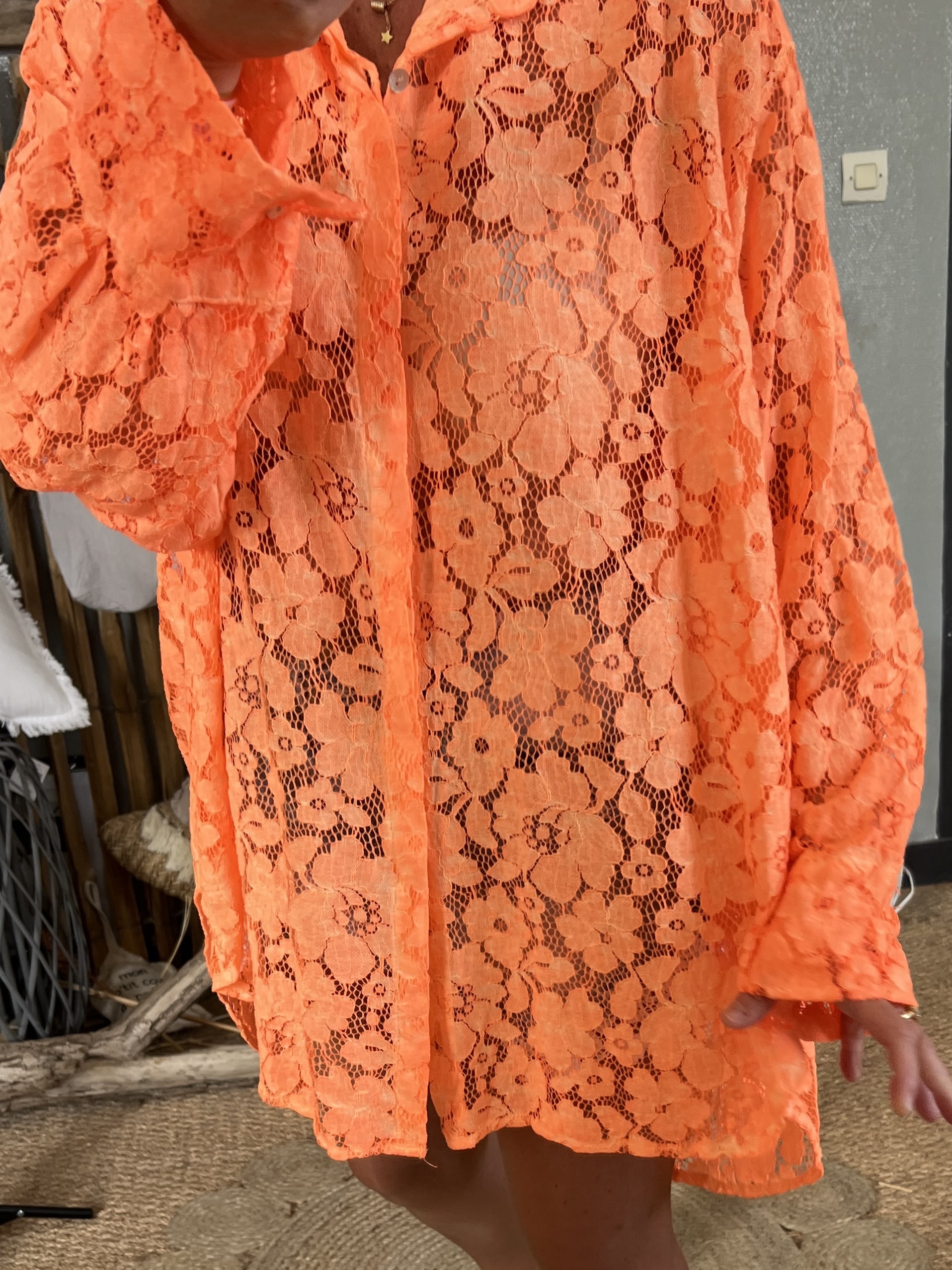Chemise dentelle orange fluo oversize – Image 6