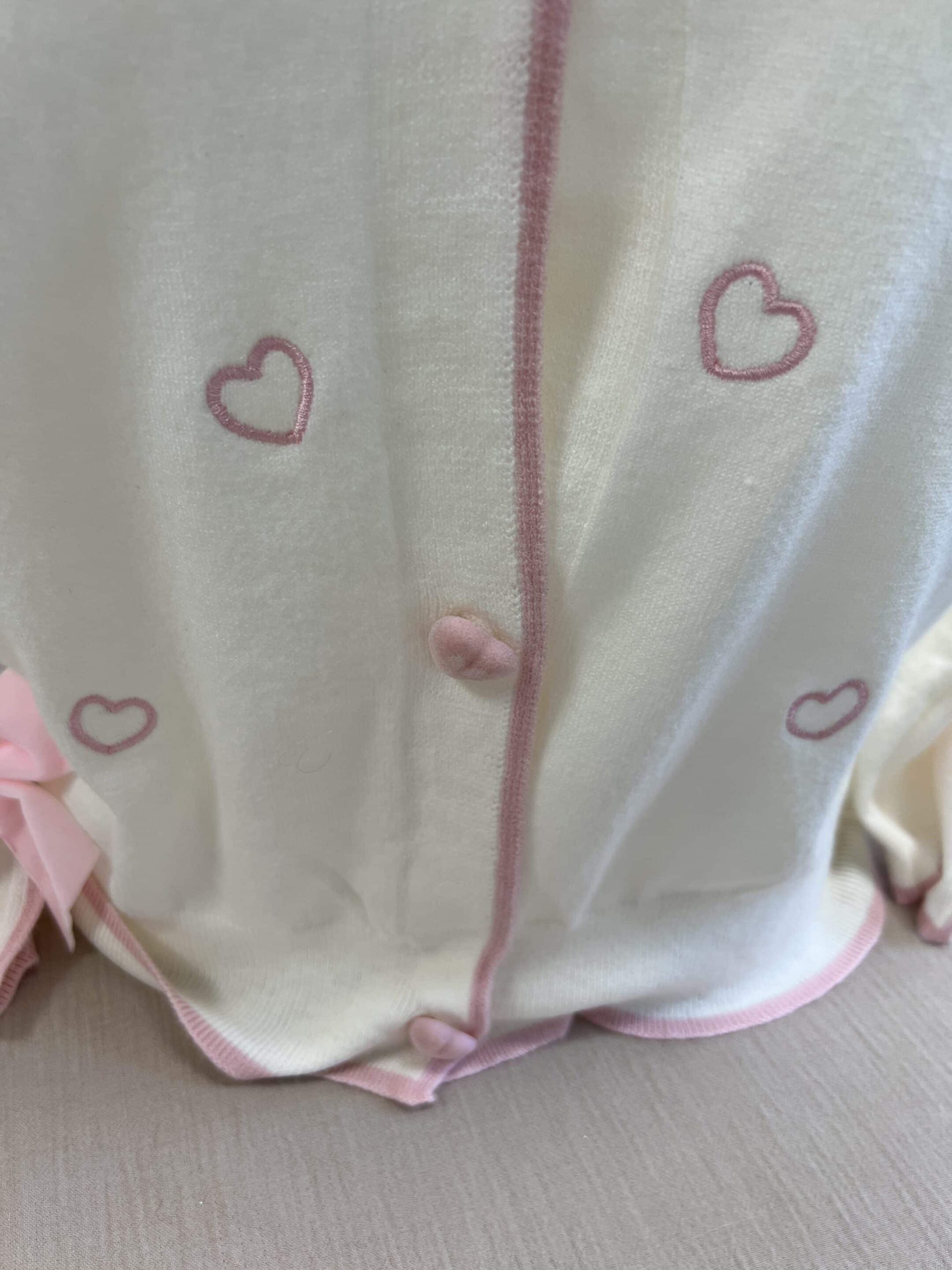 Gilet cœurs noeuds blanc rose – Image 3