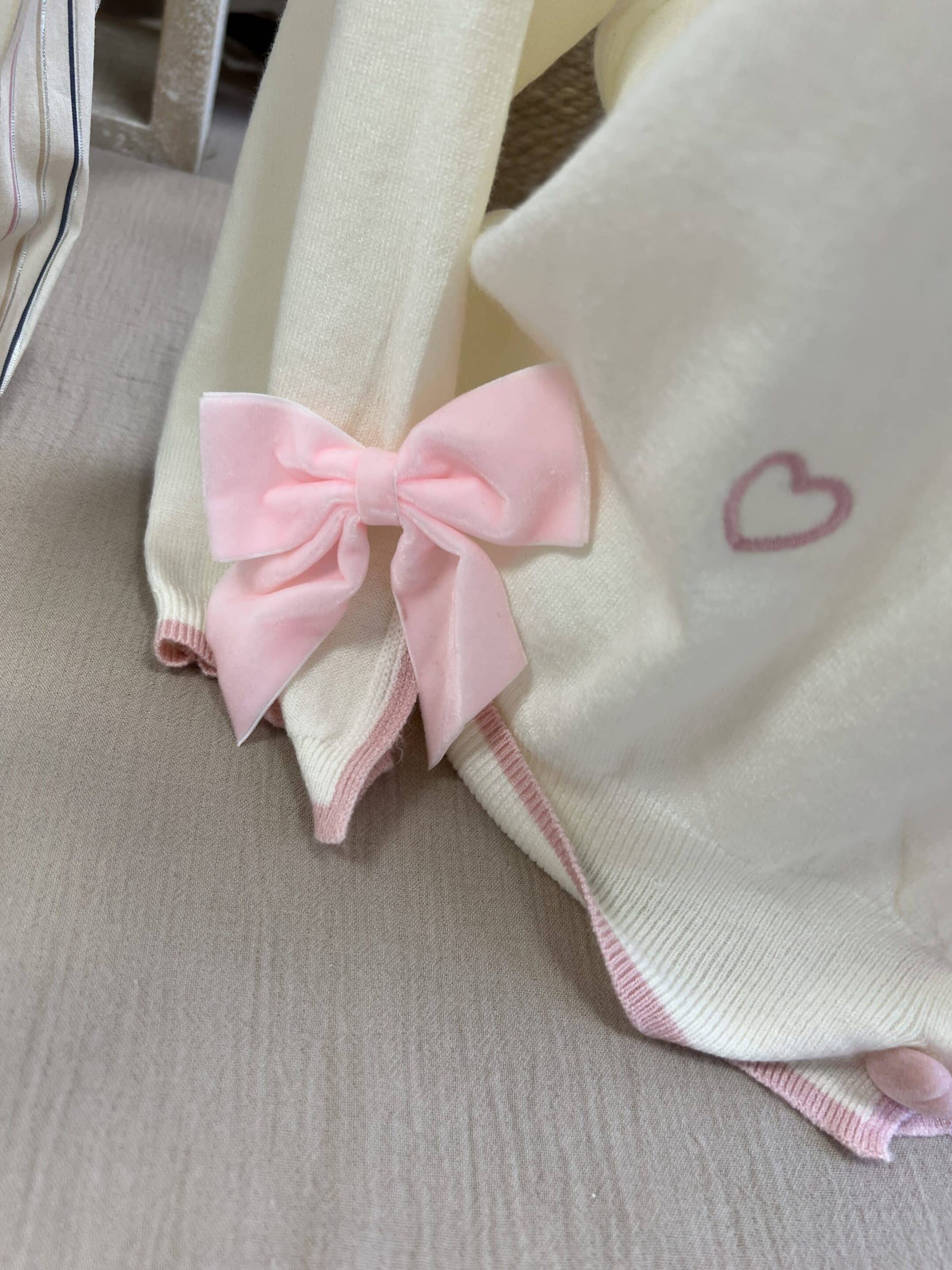 Gilet cœurs noeuds blanc rose – Image 4