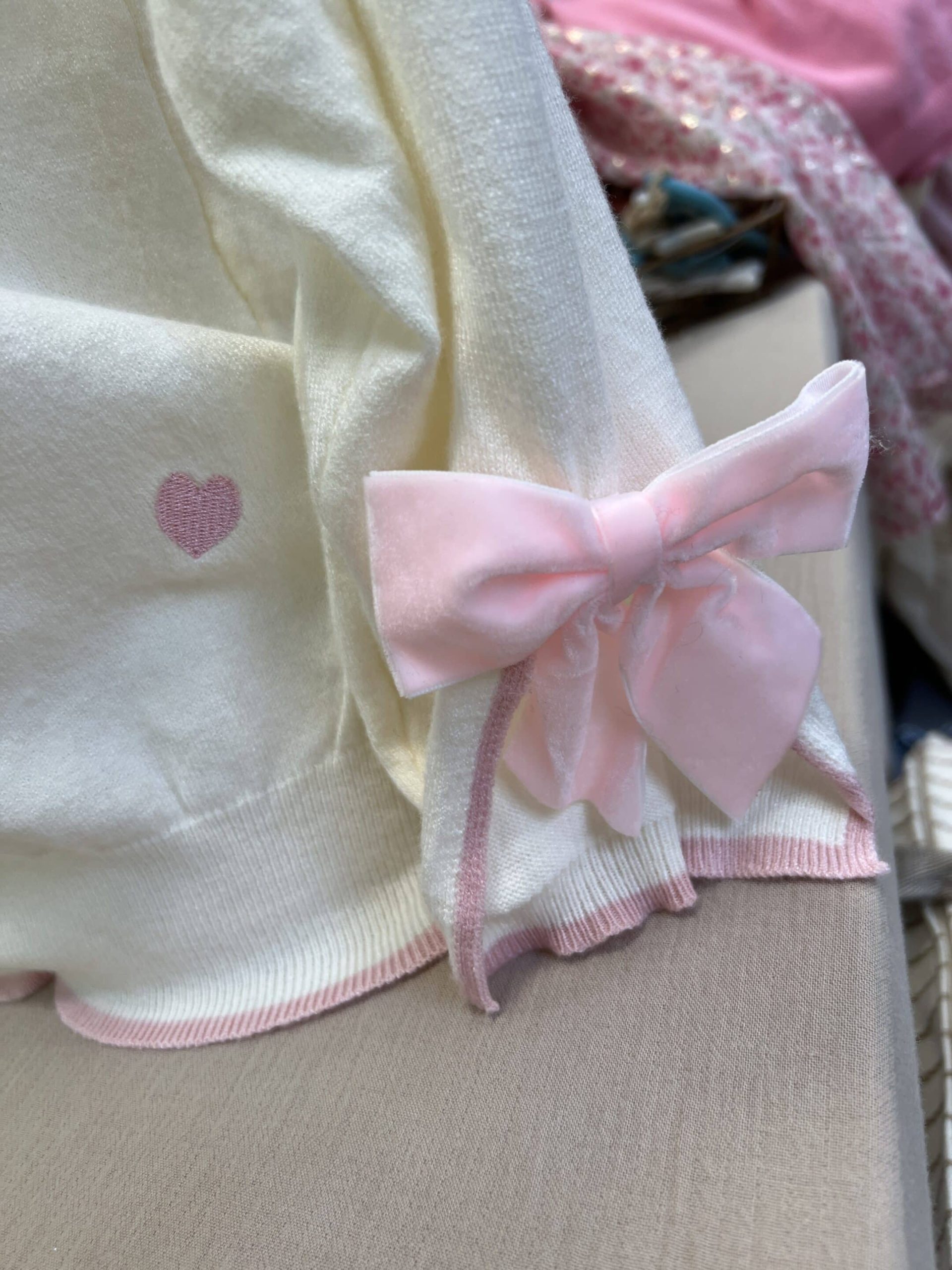 Gilet cœurs noeuds blanc rose – Image 5