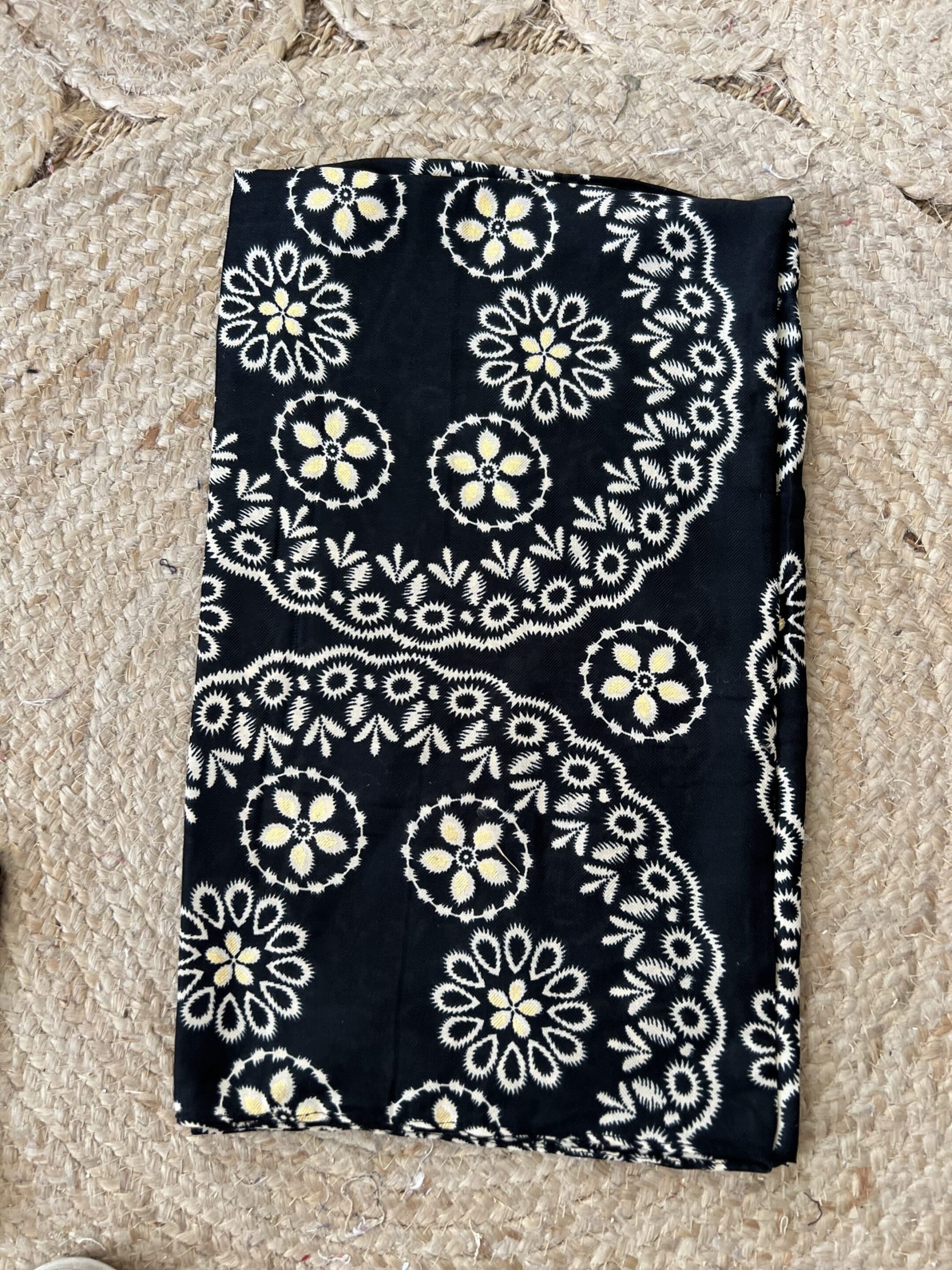 Écharpe noir doré – Image 2