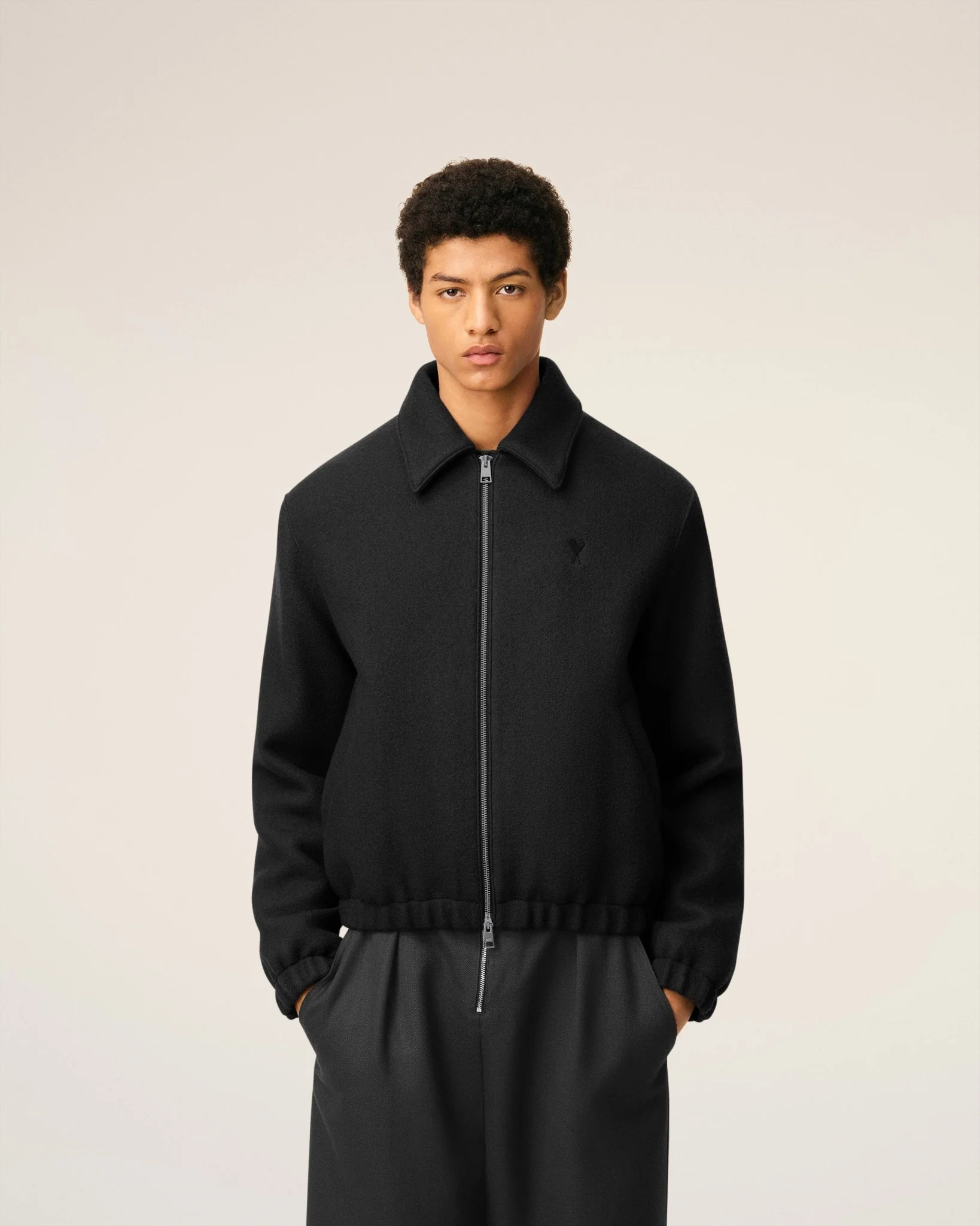 AMI - Blouson noir zippé ami de cœur en coton – Image 4