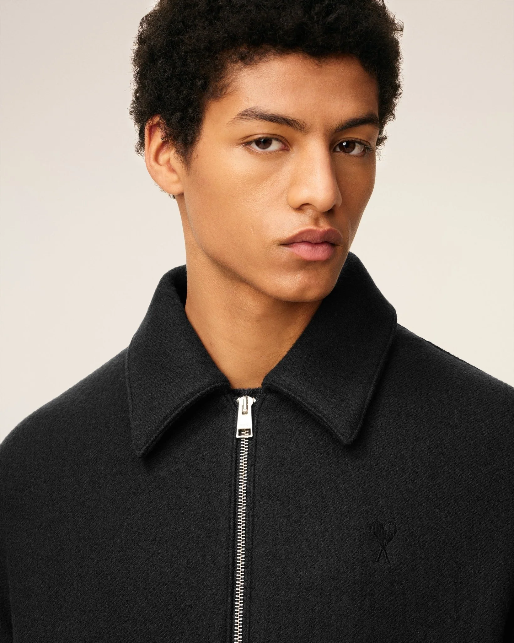 AMI - Blouson noir zippé ami de cœur en coton – Image 3