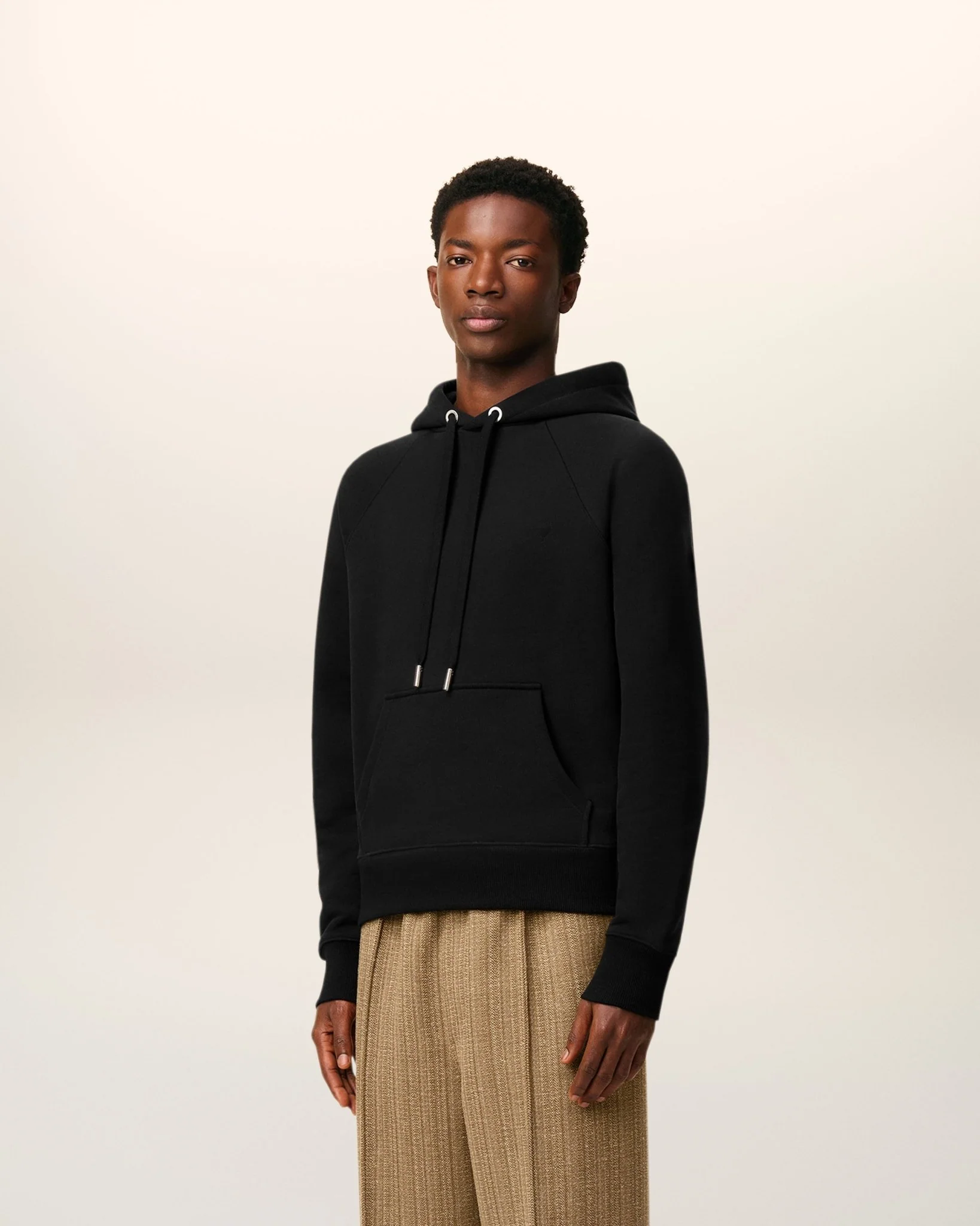 AMI - Hoodie noir ami de cœur en coton – Image 5