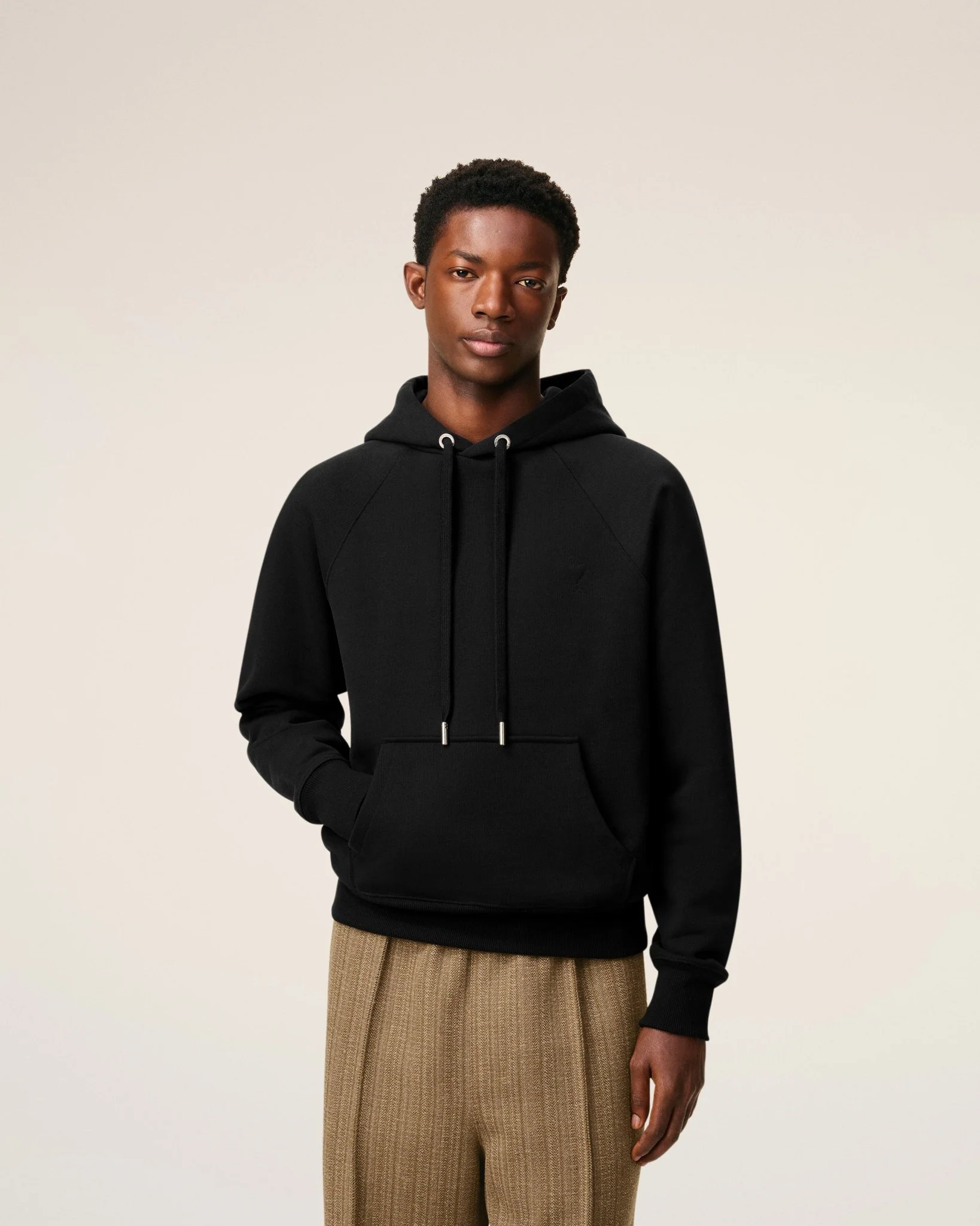 AMI - Hoodie noir ami de cœur en coton – Image 4