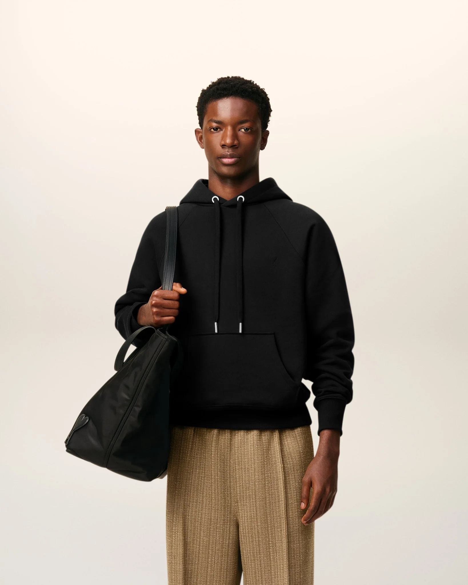 AMI - Hoodie noir ami de cœur en coton – Image 3