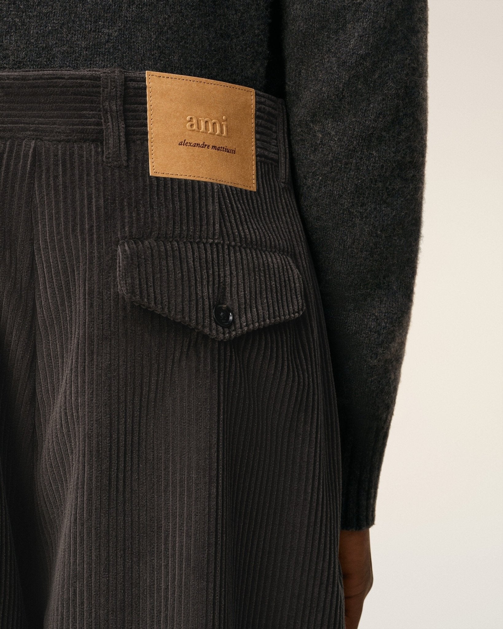 AMI - Pantalon Noir Carotte Coupe Oversize en velours côtelé noir – Image 4