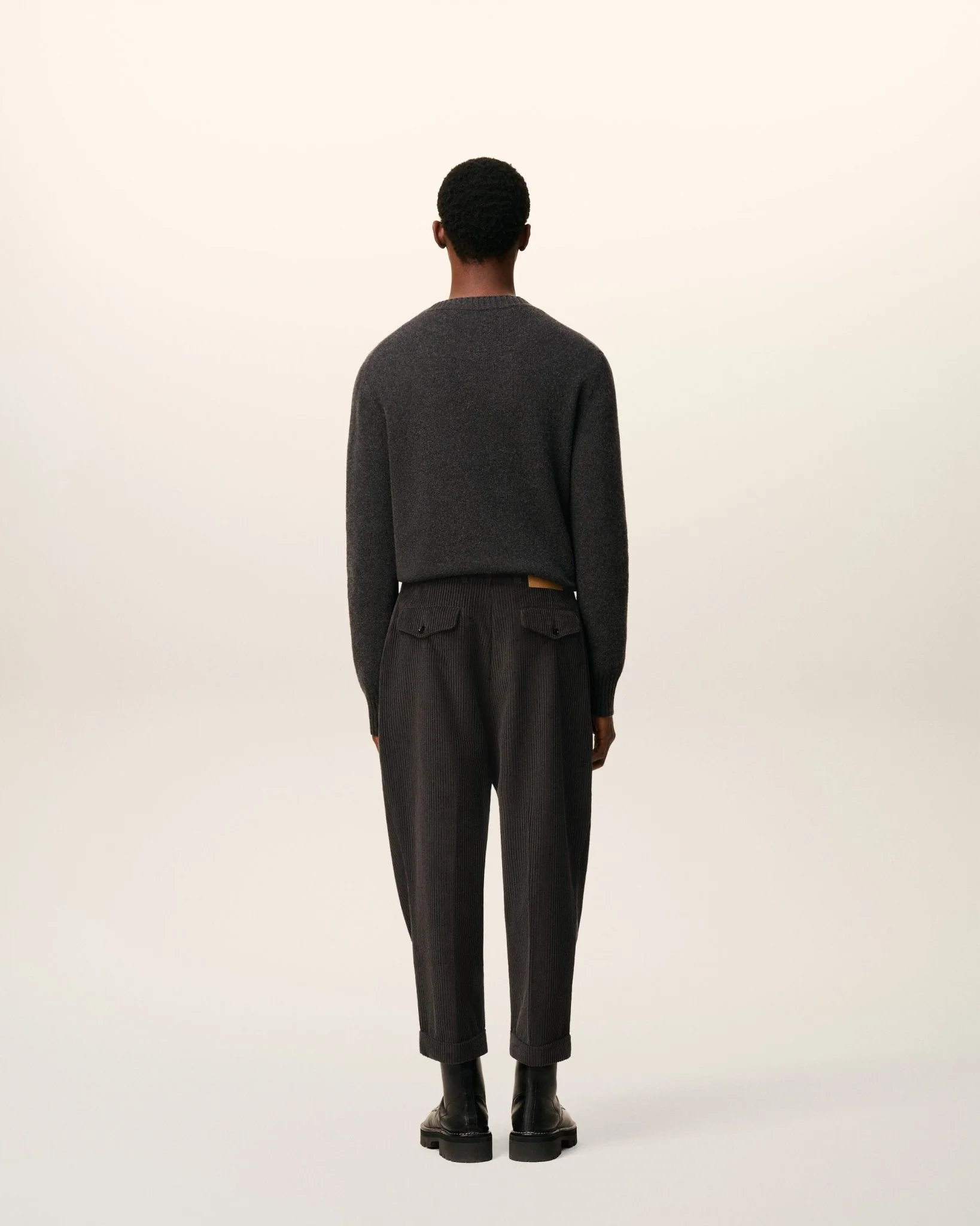 AMI - Pantalon Noir Carotte Coupe Oversize en velours côtelé noir – Image 5