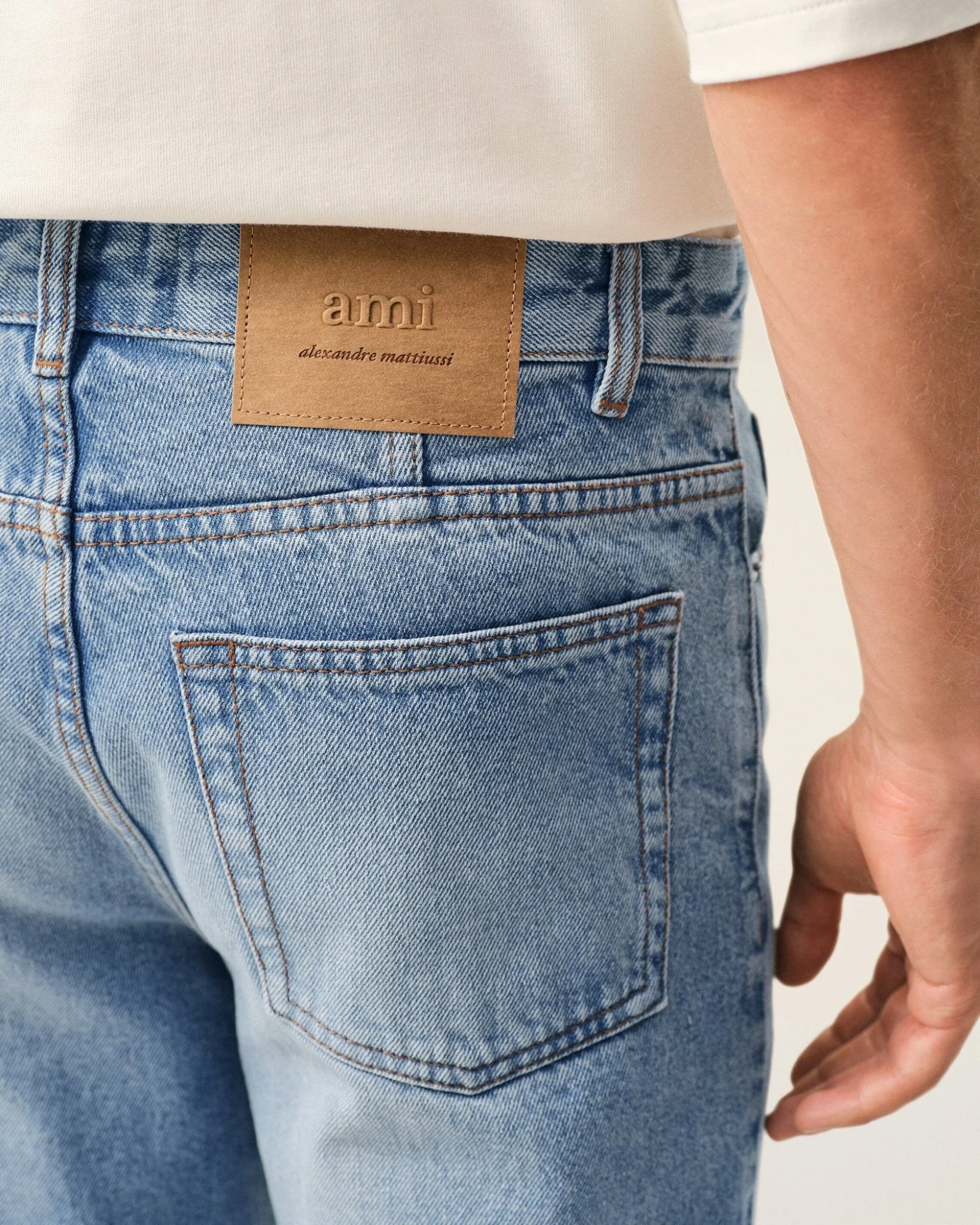 AMI PARIS - Jean à Coupe Fuselée en Denim Indigo usé – Image 6