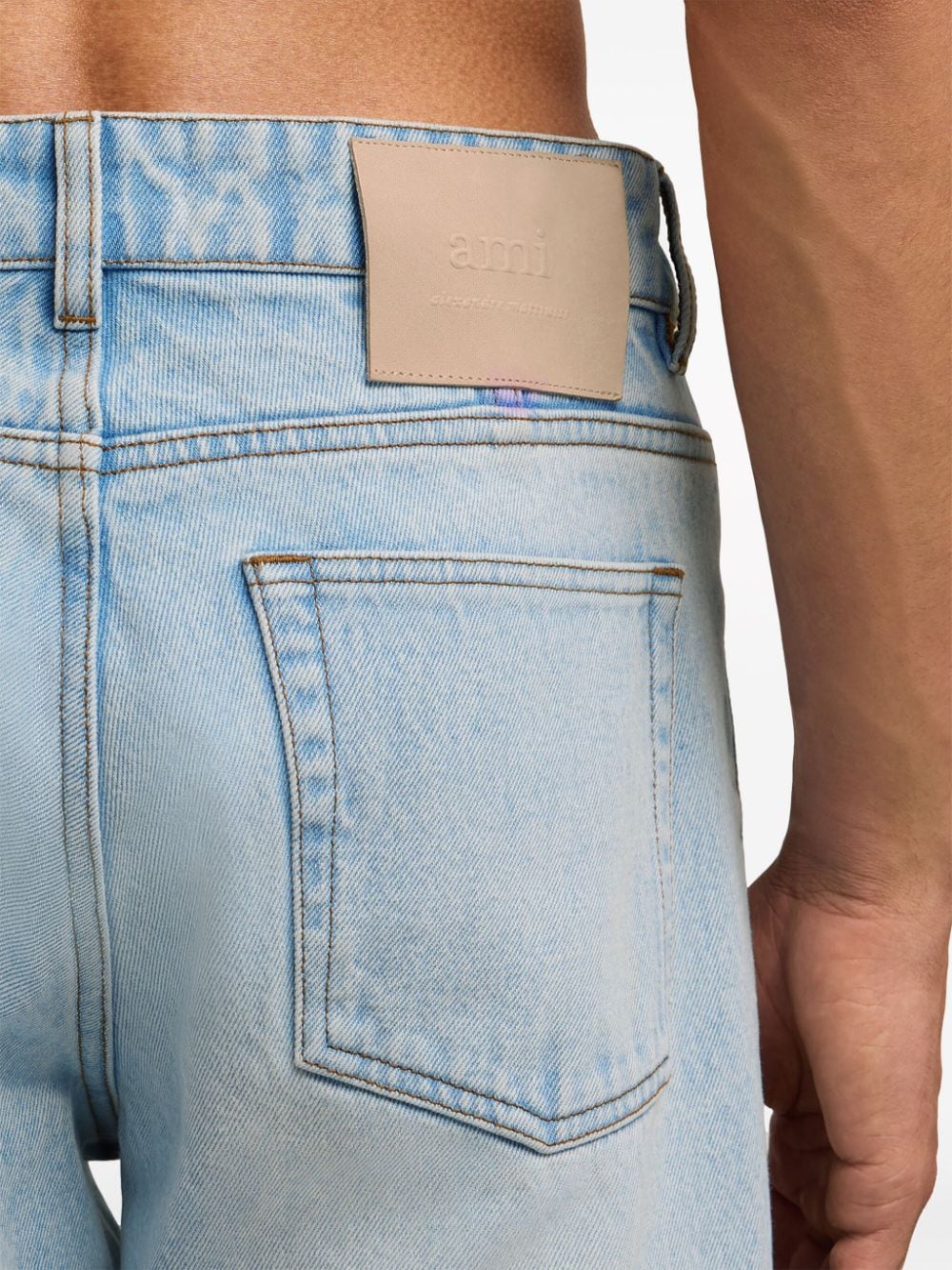 AMI Paris - Jean bleu javel à coupe droite – Image 4