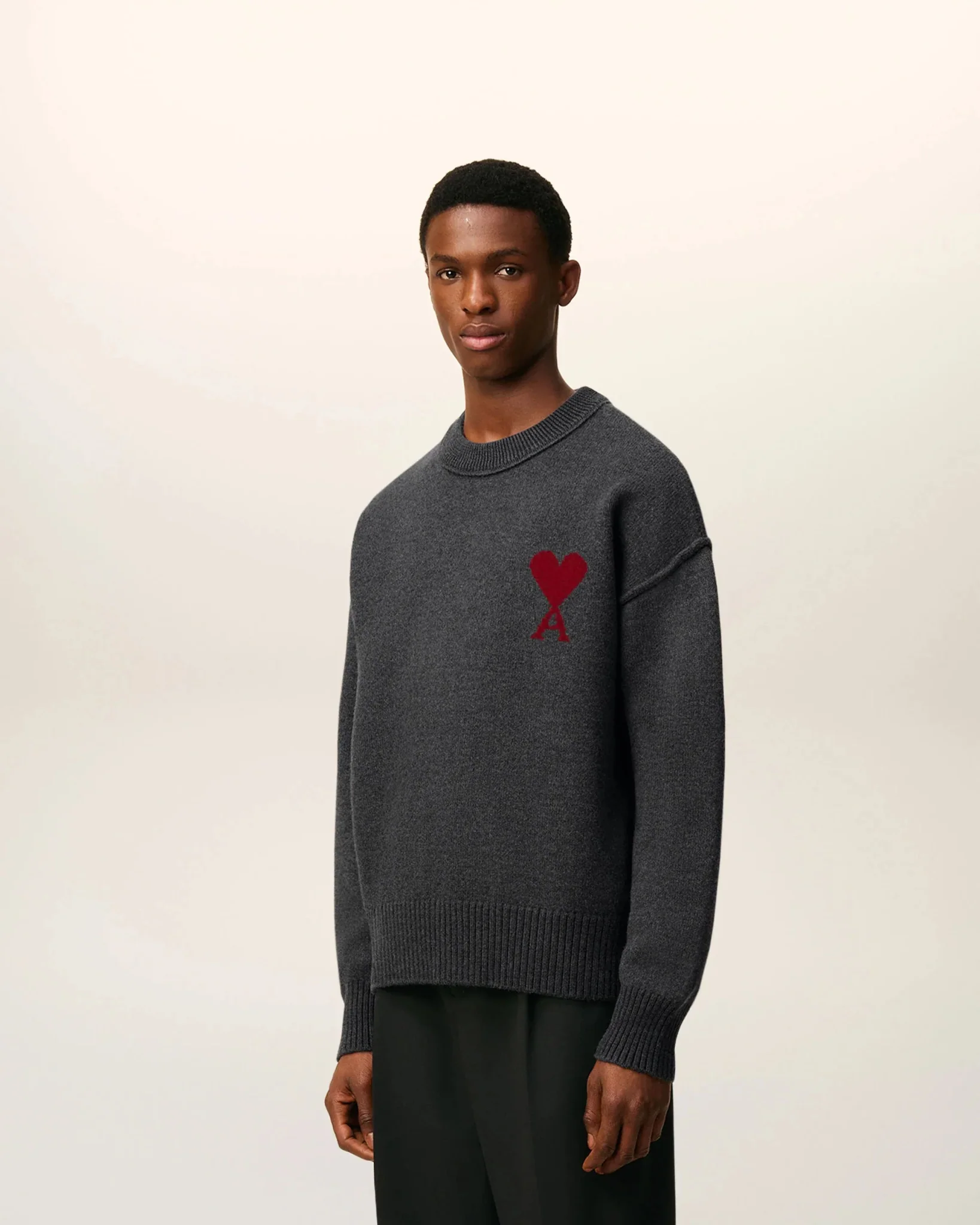 AMI - Pull Gris Col Rond Ami De Cœur En Laine Gris Chiné/Rouge – Image 4