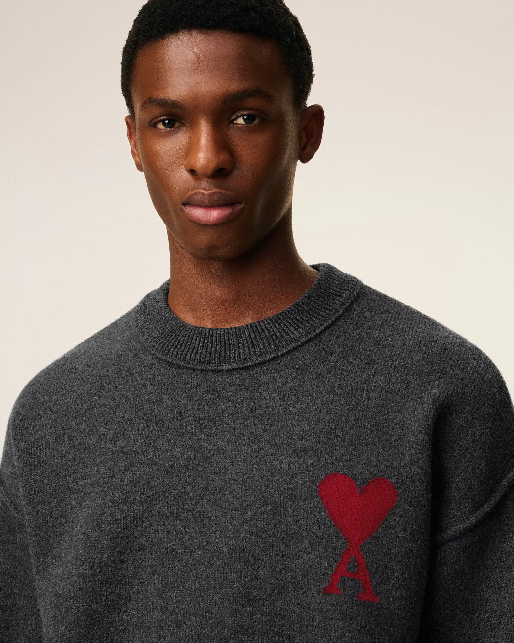 AMI - Pull Gris Col Rond Ami De Cœur En Laine Gris Chiné/Rouge – Image 3