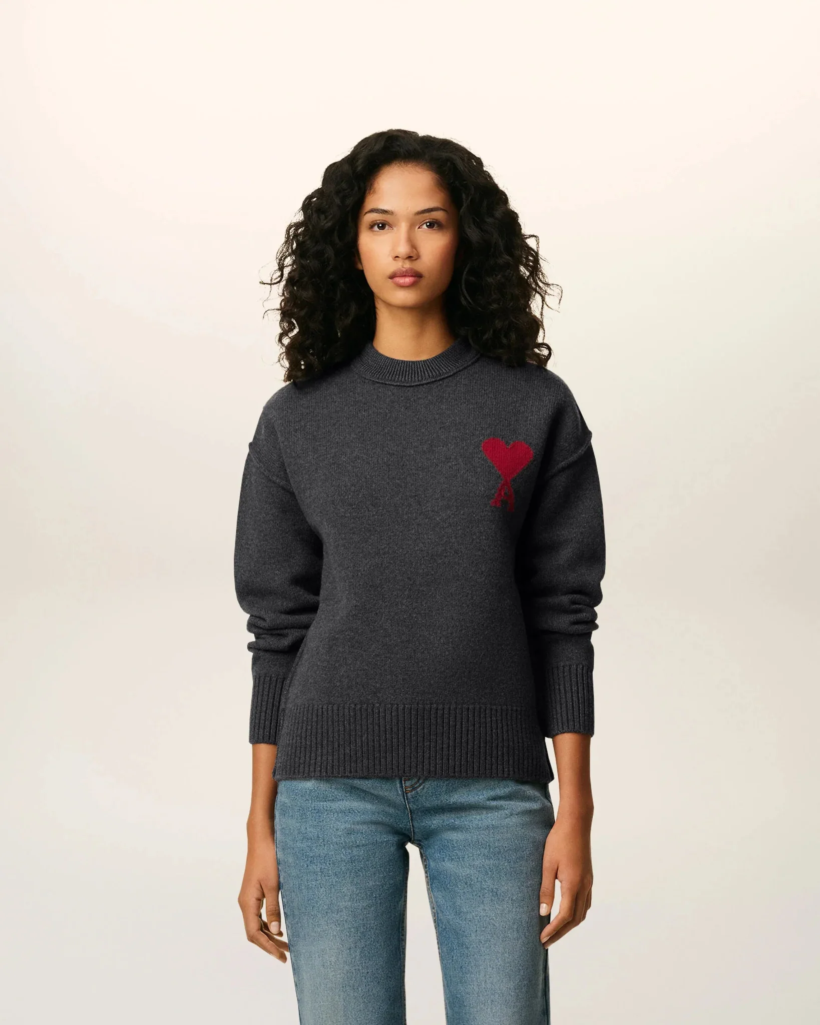 AMI - Pull Gris Col Rond Ami De Cœur En Laine Gris Chiné/Rouge – Image 9