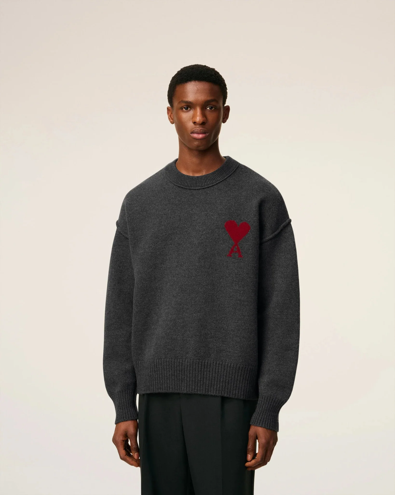 AMI - Pull Gris Col Rond Ami De Cœur En Laine Gris Chiné/Rouge – Image 5